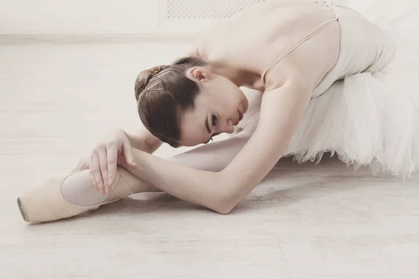 Graceful Ballerina stretching, sfondo balletto — Foto Stock