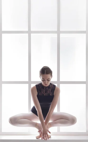 ウィンドウの背景色でクラシック バレエ ダンサーの肖像画 — ストック写真