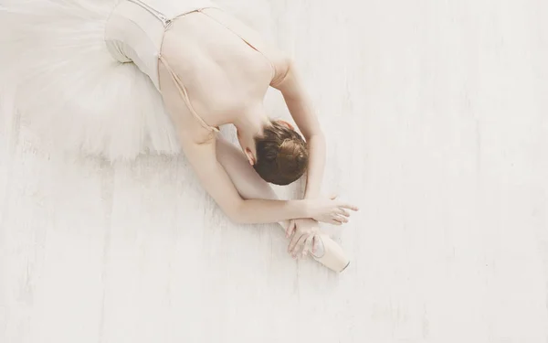 Bailarina elegante estiramiento, fondo de ballet, vista superior —  Fotos de Stock