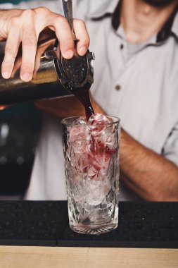 Tanınmayan barmen kokteyl içki cam içine dökme