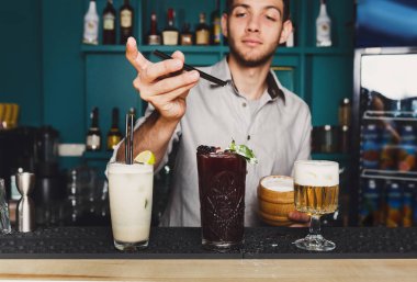 Genç barmen gece kulübü barda kokteyller