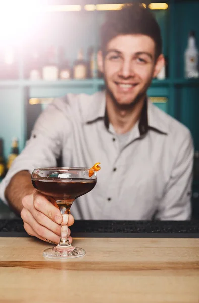 Young Barman ofrece cóctel de alcohol en el bar del club nocturno — Foto de Stock