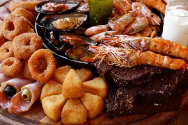 Kızarmış deniz ürünleri tabağı portre