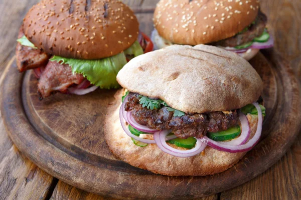 Klassisch amerikanische Burger, Fast Food auf Holz-Hintergrund — Stockfoto