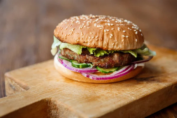 Klassischer amerikanischer Burger, Fast Food auf Holz-Hintergrund — Stockfoto