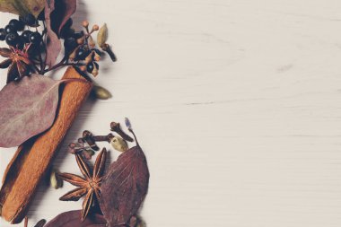 Sonbahar baharat arka plan üzerinde beyaz ahşap, en iyi görünümü.