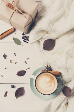 Kış cappuccino kahve Kupası Beyaz ahşap zemin üzerinde