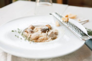 Biberiye ve parmesan, İtalyan mutfağı closeup yabani mantar risotto