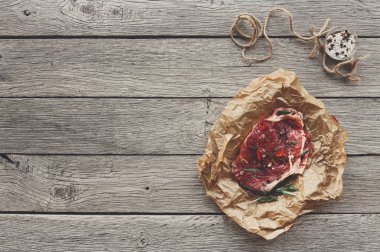 Ham sığır eti biftek koyu ahşap masa arka planda, üstten görünüm