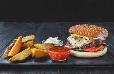 Fast food üstten görünüm götürün. Hamburger, sosisli ve patates