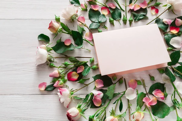 Dia dos namorados fundo, corações, cartão e flores em madeira branca — Fotografia de Stock