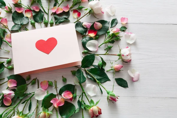 Fond Saint Valentin, carte coeur et fleurs sur bois blanc — Photo