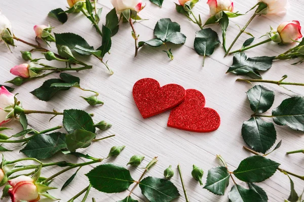 Fondo de San Valentín, tarjeta del corazón y flores en madera blanca —  Fotos de Stock