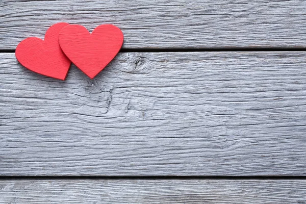 Valentine den pozadí, ručně vyráběné srdce na dřevo s kopií prostor — Stock fotografie