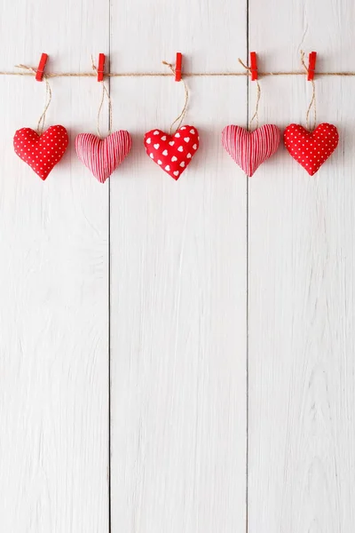 San Valentino sfondo, cuscino cuori bordo su legno, spazio copia — Foto Stock