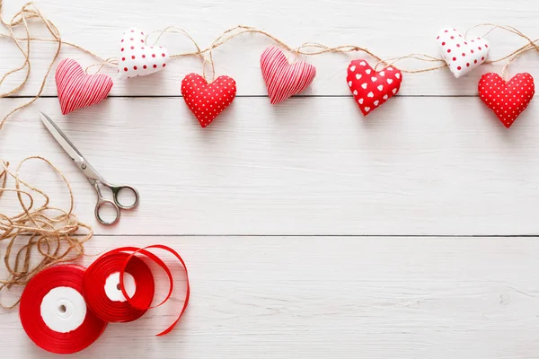 Valentine dag achtergrond, kussen harten grens op hout, kopie ruimte — Stockfoto