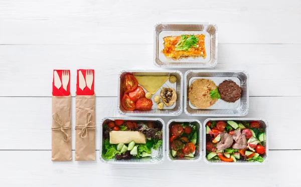 Sağlıklı gıda götürün kutularında, ahşap, üstten görünüm — Stok fotoğraf