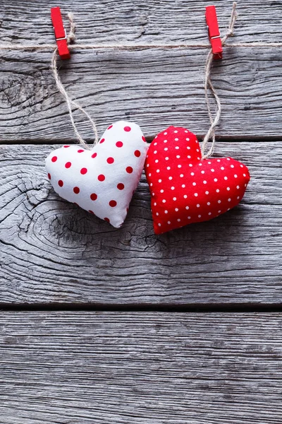 Valentinstag Hintergrund, handgemachte Kissenherzen auf Holz, Kopierraum — Stockfoto