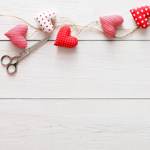 Valentinsbakgrunn, putehjerter grenser til tre, kopieringsrom – stockfoto