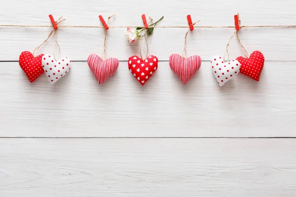 Fondo de San Valentín, corazones de almohada bordean la madera, espacio para copiar — Foto de Stock