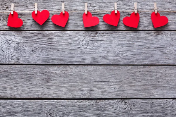 Fondo de San Valentín, corazones de papel bordean la madera, espacio para copiar — Foto de Stock