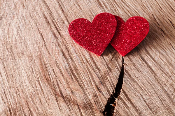 Fondo de San Valentín, corazones de madera en madera con espacio para copiar —  Fotos de Stock