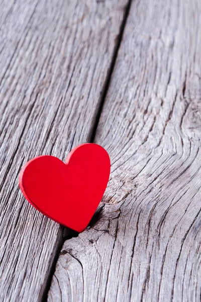 Fondo de San Valentín, corazón de madera en madera con espacio para copiar — Foto de Stock