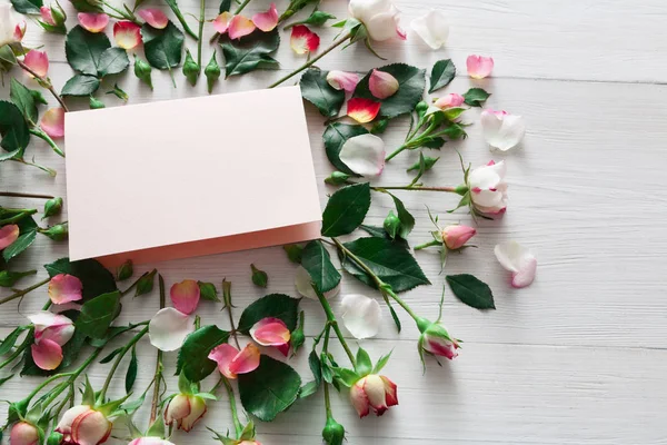 Fondo de San Valentín, corazones, tarjetas y flores en madera blanca —  Fotos de Stock