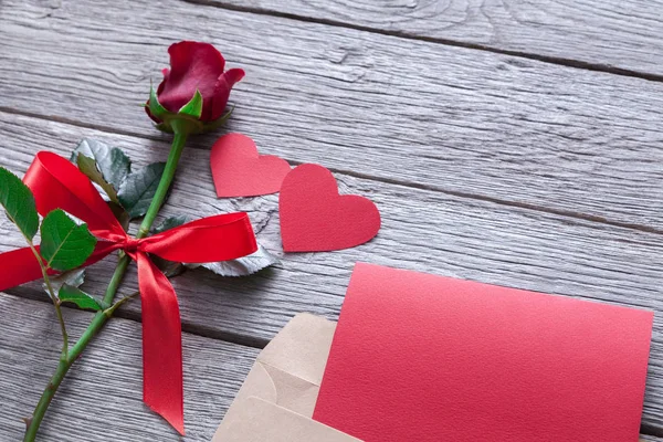 Fondo de San Valentín, corazones hechos a mano y flor de rosa en madera —  Fotos de Stock