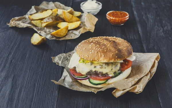 Fast food togliere vista dall'alto. Hamburger, hot dog e patatine fritte — Foto Stock