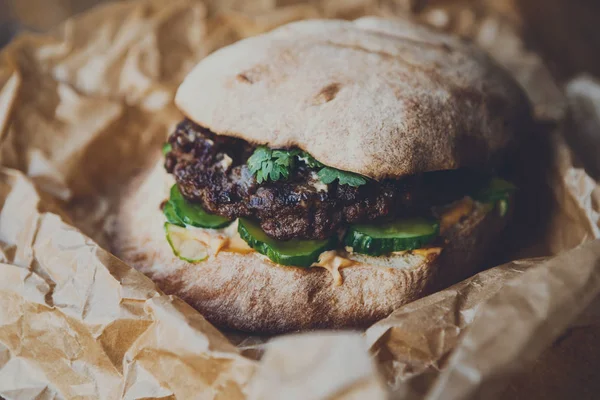 Klassischer amerikanischer Burger, Fast Food auf Holz-Hintergrund — Stockfoto