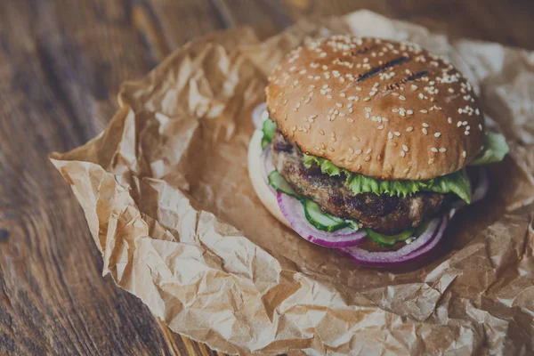 Hamburguesa americana clásica, comida rápida sobre fondo de madera —  Fotos de Stock