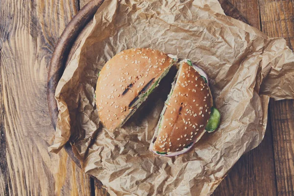 Klassisch amerikanische Burger, Fast Food auf Holz-Hintergrund — Stockfoto