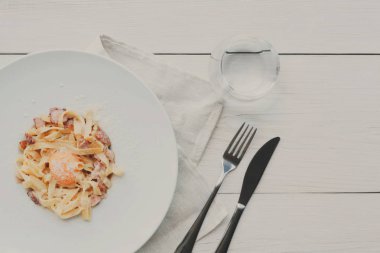 Geleneksel İtalyan makarna carbonara pastırma ve yumurta ile