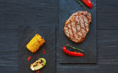 Izgara dana biftek koyu ahşap masa arka planda, üstten görünüm