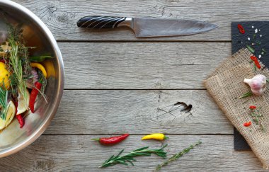 Et arka plan, otlar pişirme ve ahşap baharat