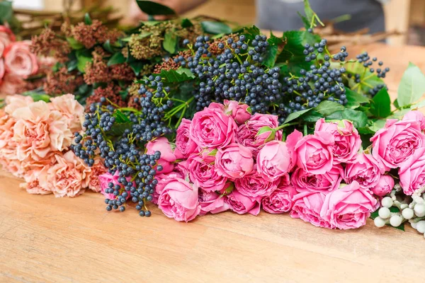 Flower shop tła. Świeże róże dla dostawy bukiet — Zdjęcie stockowe