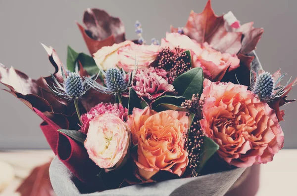 Hermosa composición de ramo de otoño de flores y hojas secas del prado —  Fotos de Stock