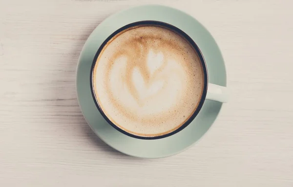 Cappuccino espuma, copo de café vista superior sobre fundo de madeira branca — Fotografia de Stock