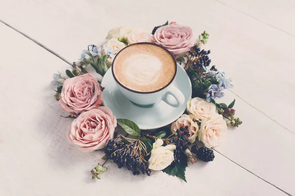Beyaz ahşap cappuccino kahve ve çiçekler kompozisyonu — Stok fotoğraf