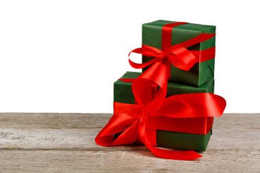 Doğum günü tatil hediye kutusu beyaz izole kağıt ambalaj içinde