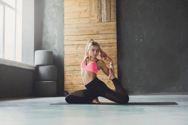 Mujer joven en clase de yoga, pose sirena asana — Foto de Stock