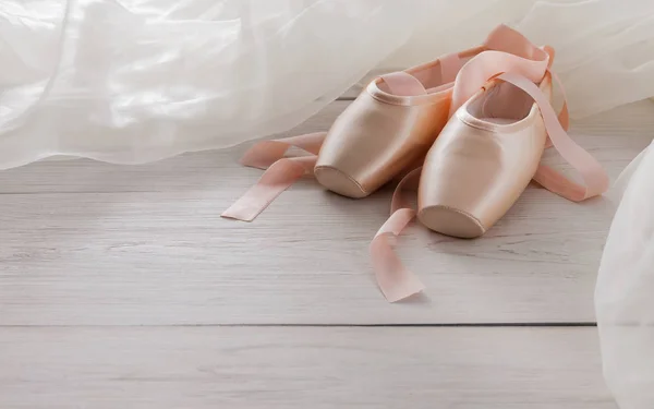 Ballerine rosa scarpe da punta e tutù su sfondo in legno bianco — Foto Stock