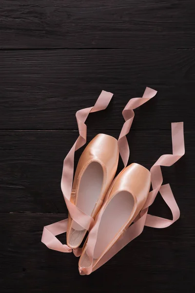 Ballerine rosa scarpe da punta su sfondo in legno nero — Foto Stock