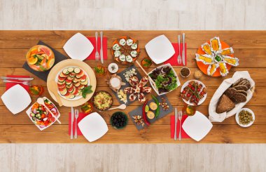 Akşam yemeği partisi için Festival masada sağlıklı yemekler