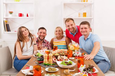 Yemek masasında, arkadaş parti mutlu gençlerin grup