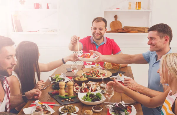 As pessoas dizem que aplausos clink óculos na mesa festiva jantar festa — Fotografia de Stock
