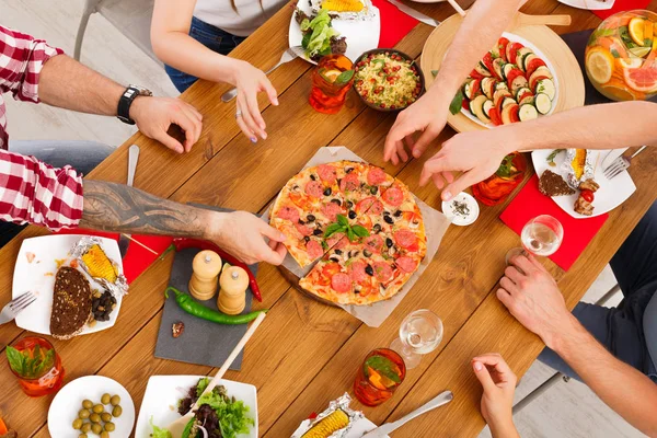 사람들이 축제 테이블 디너 파티에서 피자를 먹을 — 스톡 사진