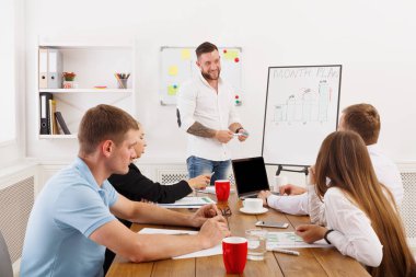 Proje sunumu. Kadın ve genç hipsters işadamları