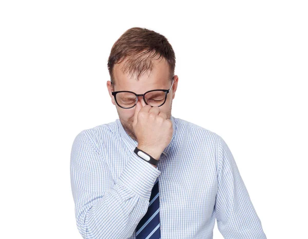 Junger müder Geschäftsmann mit Brille auf weißem Hintergrund — Stockfoto